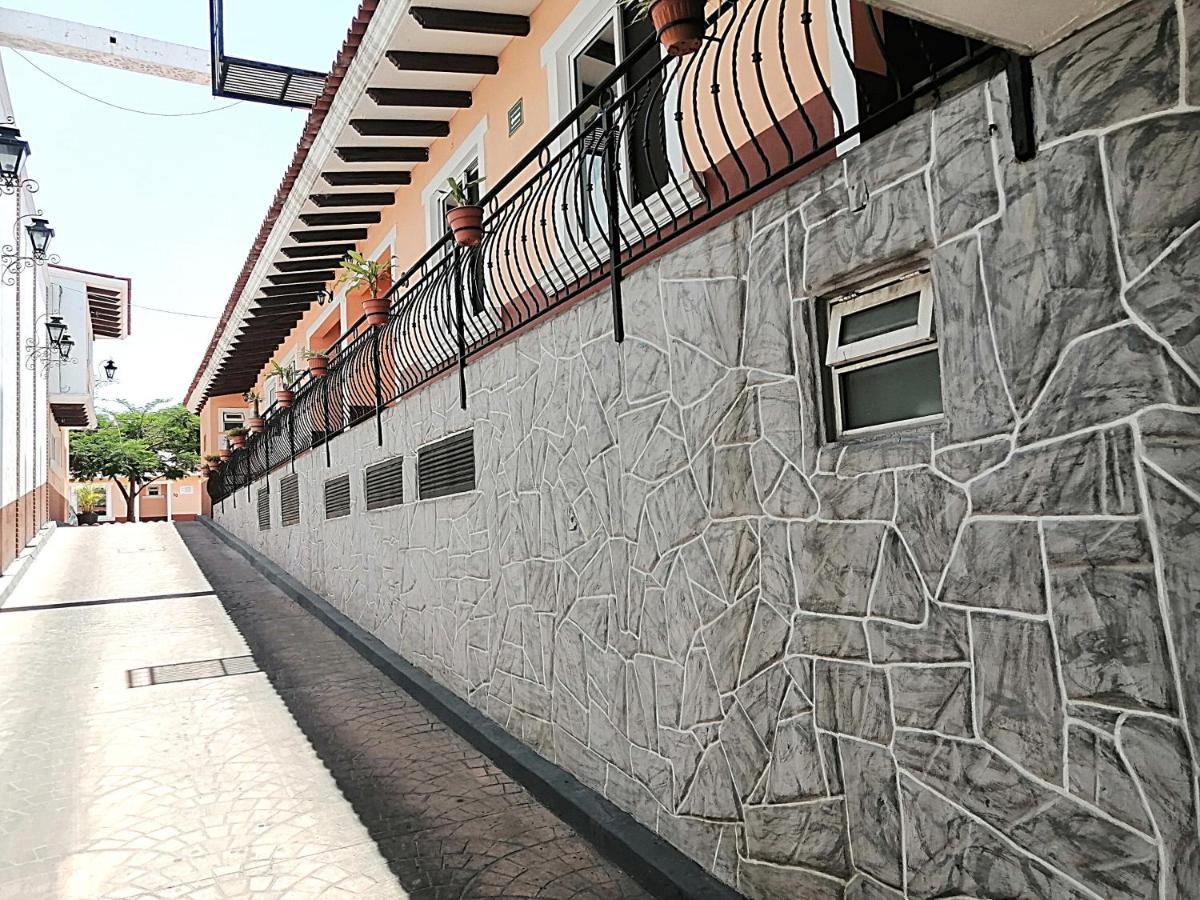 Hotel Aquiles Гуадалахара Екстериор снимка