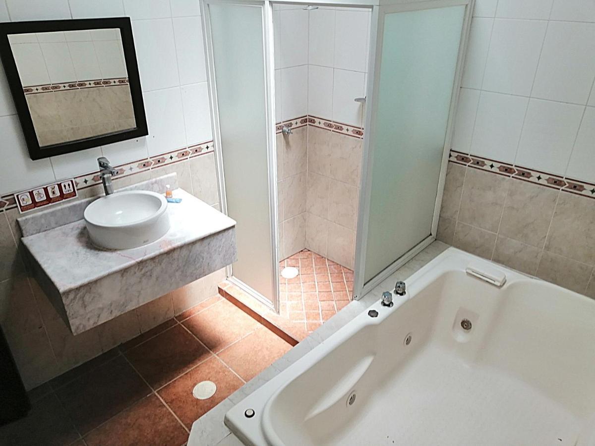 Hotel Aquiles Гуадалахара Екстериор снимка